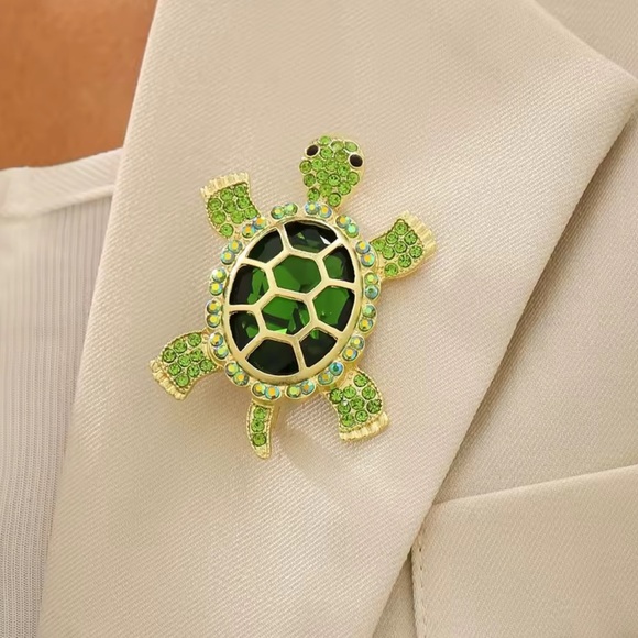 Green Turtle Crystal Brooch - Picture 6 of 9